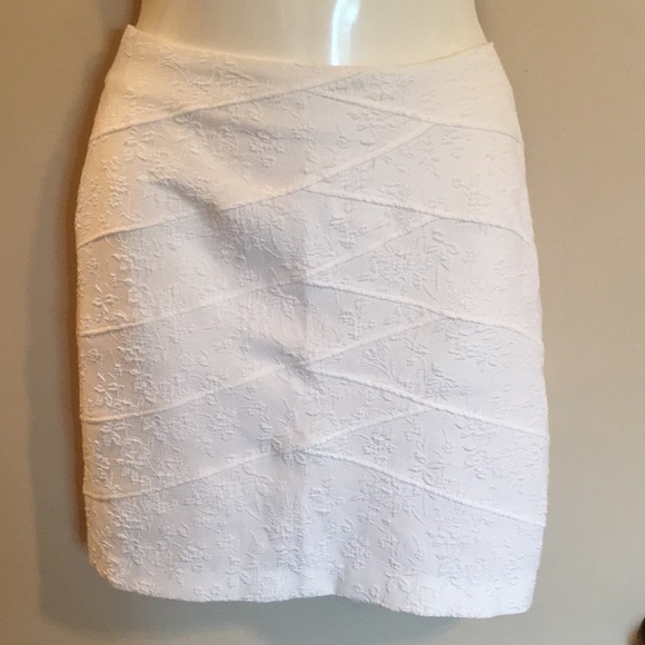 Forever 21 Dresses & Skirts - Beautiful Forever 21 white mini skirt!